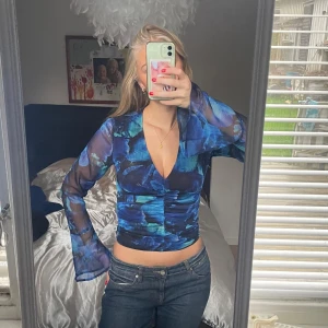 Cool blus - Jättecool blus i olika blå färger. Utåtsvängda ärmar och stretchigt material. Storlek XS från bikbok. Kom privat för fler bilder!💓