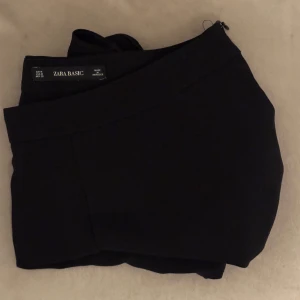 Svarta shorts från Zara Basic - Säljer ett par snygga svarta shorts från Zara. Shortsen är i storlek M och har en bekväm passform 🤍