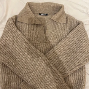 Stickad tröja - Jättefin stickad tröja ifrån Gina med krage! Säljs då den inte kommer till användning💞