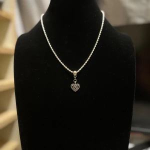 Sött halsband kvinnor. Tvinnad kedja, hjärtberlock. silverpläterad - 45 cm långt silver halsband. Kvinnor. Silverpläterad snurrad kedja. Hjärtberlock.
