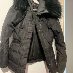 Hollies jacka - Fin jacka & håller en varm om vintern 