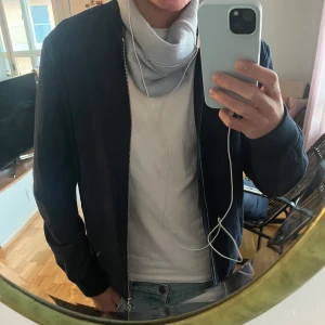 Bomberjacka J.Lindeberg - Bomberjacka från J.Lindeberg. Perfekt till hösten!