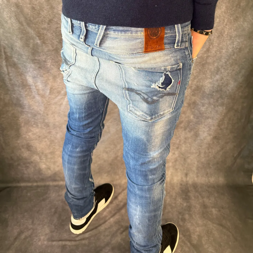 // Replay anbass jeans | Storlek W30/L34 (passar W30/L32) | Benlängd: 109cm / Midja: 39cm | Nypris runt 1800kr | Kontakta för fler frågor eller funderingar // Deluxecloset. Jeans & Byxor.