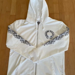 Chrome Hearts Hoodie - Säljer denna feta Chrome Hearts hoodien då jag bytt stil Hoodien är aldrig använt och helt ny Stor i storleken! Ser lite tråkig ut på bilderna så kp för bättre bilder👍  