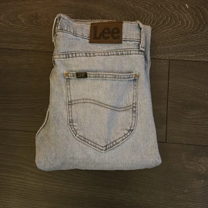 lee jeans  - tjena, nu säljer jag mina jeans från lee för att de har blivit för små i midjan. Dom är storlek w29 l32 så de passar en lite längre smal kille. Om ni har några funderingar är de bara att fråga. priset spelar typ ingen roll köp dom bara!