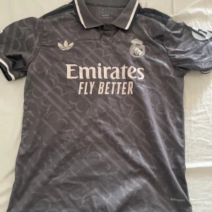 Real Madrid Away 24/25 Vini Jr - En ny real Madrid tröja knappt använd men passar inte mig. Köptes för 1100kr. Pris kan diskuteras!
