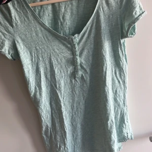 T-shirt - Säljer denna as snygga T-shirt button up! Köptes för ungefär 70kr