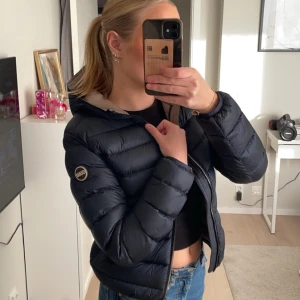 Colmar jacka - Säljer en colmar jacka som jag precis fick hem. Köpte den själv på Vinted men den passade tyvärr inte mig. Skulle säga att jackan sitter som XS. Jackan är som ny och har inga defekter. Kan även tänka mig att byta den mot en eller två strl större.