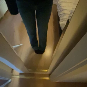 Blåa jeans  - säljer dessa jätte fina byxor, med snygga fickor där bak. Säljer då dem inte kommer till så mycket andvändning längre strl- m/short 🩷 nypris:400