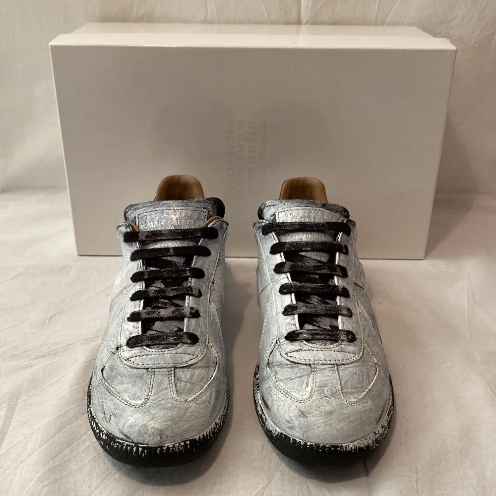 Maison Margiela gat sneaker - Skick: 9/10 - Tillbehör: Allt orginal medföljer  - Nypris: 6800 kr. Skor.