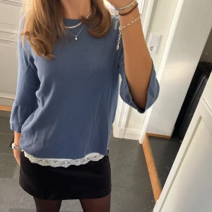 Blå stickad tröja med volanger  - Blå stickad tröja från H&M i storlek M, passar även S. Fint skick. Använd gärna köp nu!