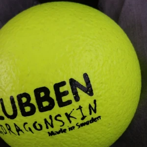 Gul boll från Klubben Dragonskin - Säljer en supercool gul boll från märket Klubben, modell Dragonskin. Den är tillverkad i Sverige och har en texturerad yta som gör den lätt att greppa. Perfekt för lekar och sportaktiviteter! 🏐