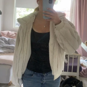 Pälsjacka  - Pälsjacka från H&M i storlek xs ❤️ säljer den eftersom att den är för stor den är aldrig använd 
