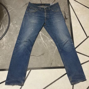NUDIE JEANS  - säljer dessa otroligt feta jeans med slitningar. Passar det mesta och sjukt fin färg. Missa inte!