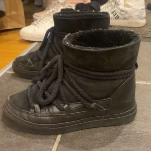 Svarta inuikiis - Lite slitna men läcker fortfarande inte in🥰