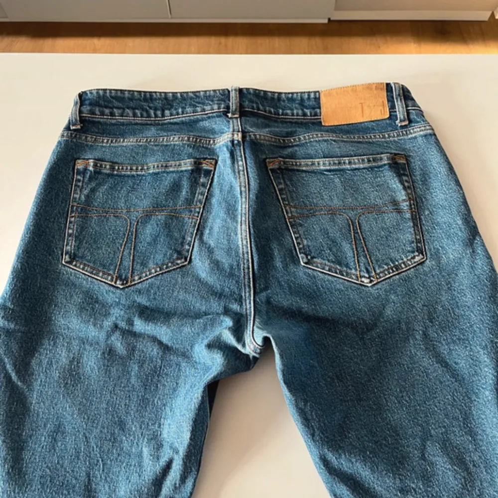 Över schyssta jeans, med gjorda slitningar på fickan Hör av er vid frågor! Kolla andra jeansen också. Jeans & Byxor.