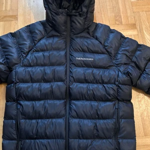 Vinter jacka peak performance  - Helt ny jacka inget problem med den köpte den för 3200 och säljer den nu för 1800 den är varm och ganska fin vid snabb affär så kan ni få den under 1500 men över 1000 högst bud vinner har fått många redan 