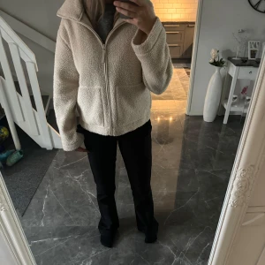 Teddy jacka  - Säljer denna super fina teddyjacka då jag har andra jackor . Välldigt bra skick, använd fåtal gånger som ny!💞