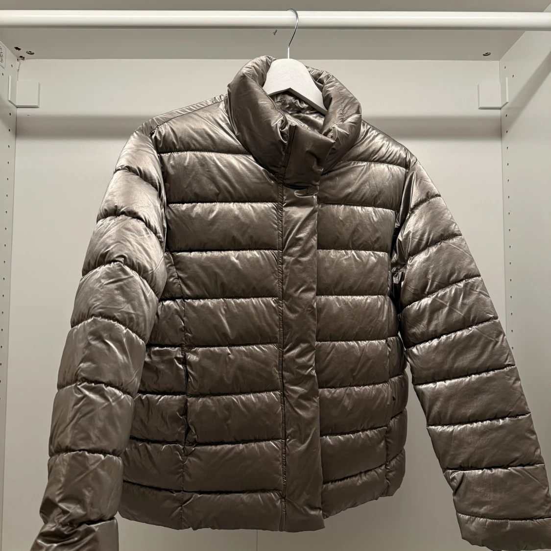 Silverfärgad pufferjacka från Zara - 90