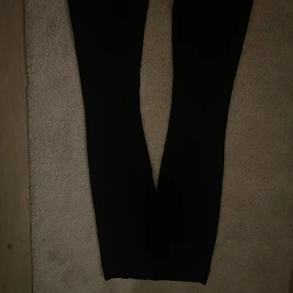 Säljer ett par svarta leggings från Gina Tricot, basically basics-kollektionen. Perfekta för vardagsbruk eller att mysa i hemma. De är i storlek S och har en bekväm passform.. Jeans & Byxor.