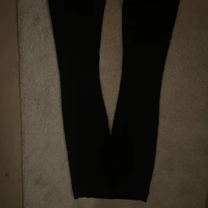 Svarta leggings från Gina Tricot - Säljer ett par svarta leggings från Gina Tricot, basically basics-kollektionen. Perfekta för vardagsbruk eller att mysa i hemma. De är i storlek S och har en bekväm passform.
