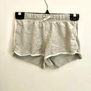 Mjukis shorts - Ett par mysiga grå shorts i storlek 140 från h&m😍 Säljer då det inte kommer till användning längre. Tveka inte att skriva vid frågor💕