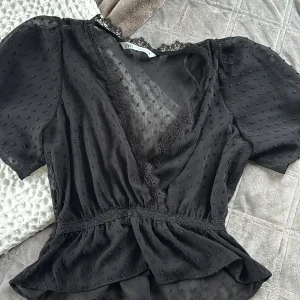 Topp från Zara - Säljer denna topp från Zara i storlek XS. Mycket fint sick.