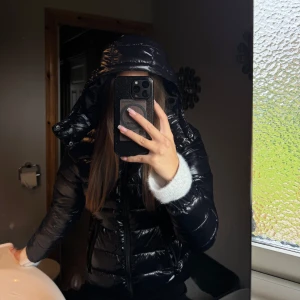 Lager 157 Jacka, HELT NY!! - Säljer den svarta virala jackan från Lager 157 som inte går att beställa.  Säljer den eftersom jag inte tycker att den passar mig.  Prislapp finns kvar i jackan. Storlek XXS Pris 550 eftersom den är eftertraktad. Vid frågor så som priset, hör av er🫶🏽