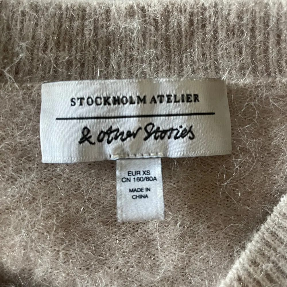 Säljer min beiga stickade tröja ifrån & Other stories då den inte kommer till användning längre💗 köpte för ca 800 kr men säljer för 500, den är i väldigt fint skick!! Storlek xs . Neuleet.