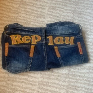 Lågmidjade replay jeans - Jag säljer ett par jättesnygga lågmidjade jeans med snygga detalejer från replay. De är raka i benen men inte skinny 💕