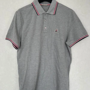 Moncler pique  - Säljer moncler pique i storlek m använd sparsamt köpt för 3500 skick 10/10. 