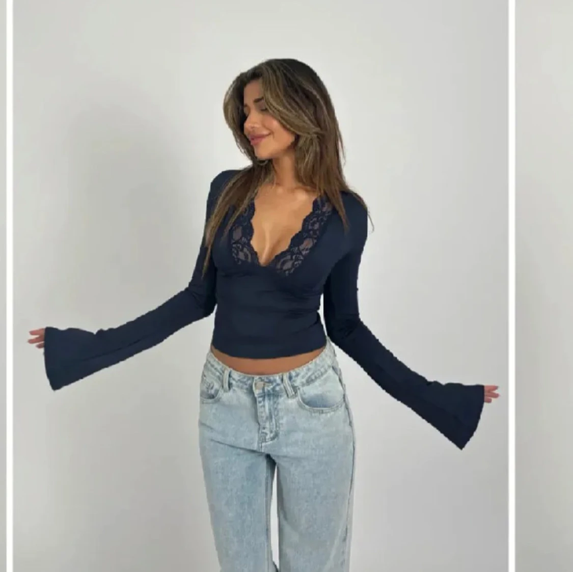 Mörkblå topp med spetsdetaljer - 90