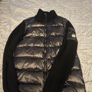 Moncler cardigan - Tja, säljer nu denna snygga cardigan då den är för stor för mig så den är helt oanvänd. Alla scans fungerar. Det är en M men den sitter mer som en L. Pris ej hugget i sten!