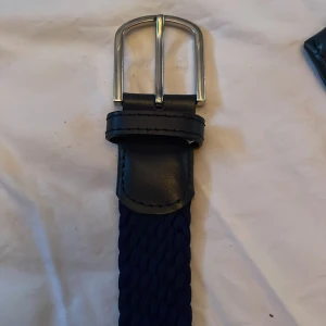 John henric bälte - Tja, säljer mitt bälte för ingen användning. Det är 110cm långt och mörkblått i väldigt bra skick, nypris 500kr 