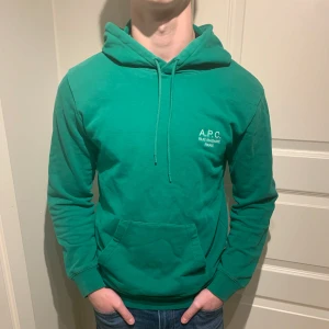 A.P.C Hoodie - Unik Apc hoodie! | Hoodien är fint skick finns något litet tecken på användning, har lossnat pyttelit tråd vid fickan men syns absolut inte! | Storlek S. | Ställ gärna innan du köper!