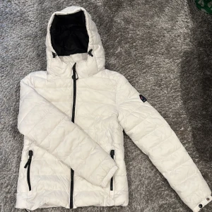 Superdry jacka  - Superdry vinterjacka i dun  Storlek s/38  Nypris 1499kr Mitt pris 500kr Använd under en säsong 🥰