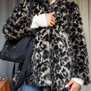Leopard pälsjacka - Så fin leopard pälsjacka från NAKD 🐆perfekt till hösten/vintern och håller värmen bra!