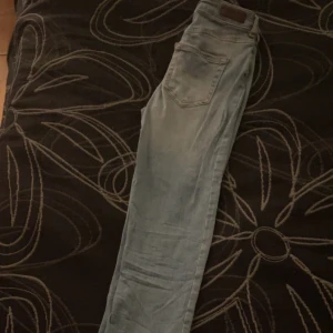 Skinny jeans - Säljer då det inte är min stil längre, knappt använda ifrån pieces, slit vid benet