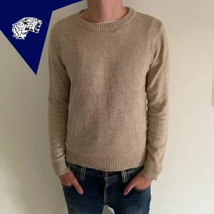 STICKAD TRÖJA - Go stickat tröja i beige | Skick: 9/10 | Strl: S | Modellen är 180cm | Hör av dig om du undrar någonting!