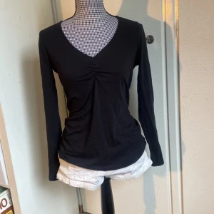 Långärmad tröja - En väldigt fin långärmad tröja från Lindex i storlek M men kan passa S-xs Fint skick, har använts men inga defekter eller något. Perfekt nu när kylan börjar att komma😁 Skriv om ni har frågor eller tryck gärna på ”köp nu”😁💕 