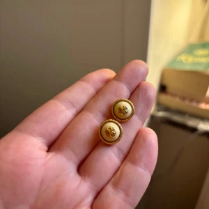 Tory burch  - Säljer dessa! Sparsamt använda. Fina till vardags samt till fest. 