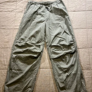 gröna pösiga byxor - Bra skick, skrynkliga men går att stryka.   