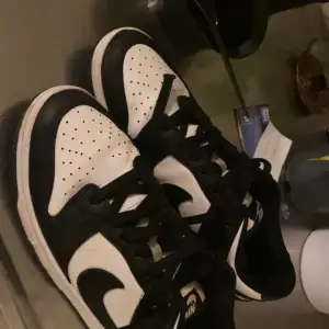 Säljer mina panda dunks pga att dom blivit för små för mig allt är bra med skorna det är där i bak på Nike loggan som har lite smutts och de vite på sidan av sulan som är lite brun men annars är allt fint och bra låda kommer med på köpet och shoetree