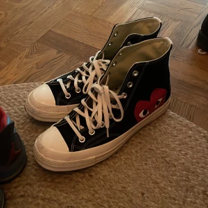 Converse cdg - Snygga convers skor collab med cdg Köpta förra veckan men passa inte så det är bra kvalitet på dom