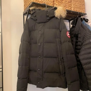 Canada Goose jacka - Canada Goose Wyndham Parka. Lite sliten på insidan av armarna. Annars fint skick, se bild. Går möjligtvis bort efter tvätt. 