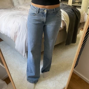 Jeans - Los waist straight jeans från Only. Endast testade, nypris 580kr