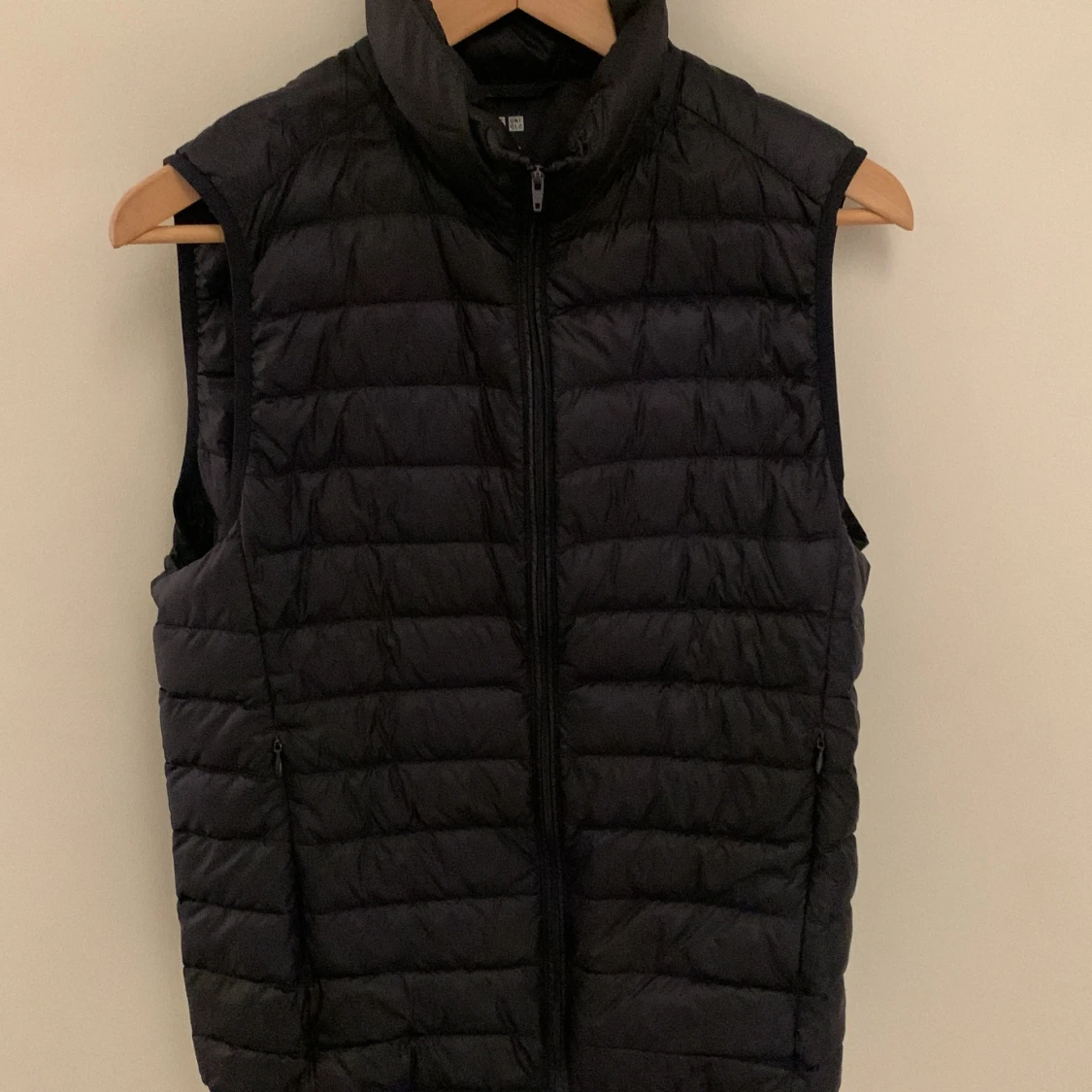 Svart dunväst från Uniqlo