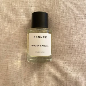 Parfym Essnce - Parfym från essence i doften Woody sandal. Herrparfym (unisex). Eau de parfum. Träig doft. Toppnoter: viol och kardemumma Hjärtnoter: cederträ, sandelträ och iris Basnoter: vit mysk, läder och papyrus