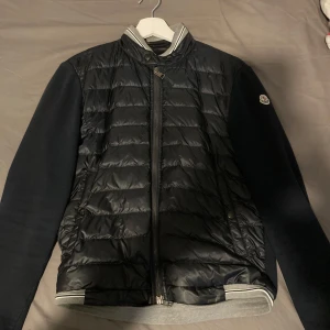 Moncler Cardigan - Säljer nu min riktigt snygga Cardigan då den är för liten. Köpte den i början av 2024 och har tagit väl hand om den sedan dess. Den är i toppskick 9/10 och har inga skador. Självklart äkta. Storleken är S och pris kan diskutetas vid snabb affär. Bara att höra av sig vid frågor och funderingar.