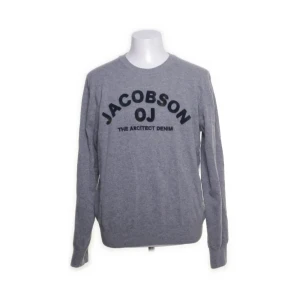 Fet tröja från Oscar Jacobson - Säljer en stilren grå tröja från Oscar Jacobson. Tröjan är i storlek M och är i mycket bra skick! 8/10 tröjan är liten på mig som är 183, skulle mer säga att den är som en S och därför säljer jag den. Tveka inte på o skriva!